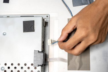 Erkek teknisyen televizyon prizini takıyor. Hizmet, bakım veya onarım kavramı