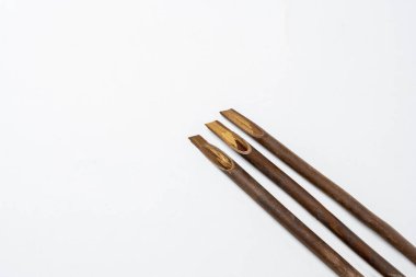 Beyaz arkaplan üzerinde izole edilmiş yazı dizileri. Arapça yazı yazmak için sazlıklar kalem mürekkebi