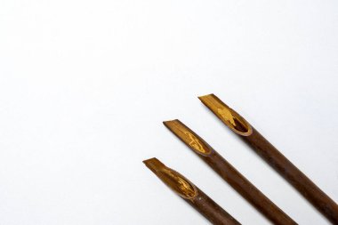 Beyaz arkaplan üzerinde izole edilmiş yazı dizileri. Arapça yazı yazmak için sazlıklar kalem mürekkebi