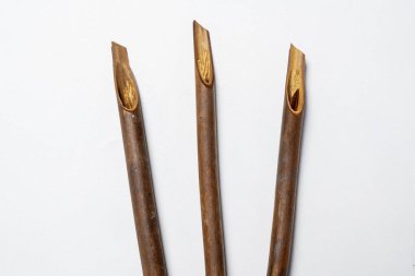 Beyaz arkaplan üzerinde izole edilmiş yazı dizileri. Arapça yazı yazmak için sazlıklar kalem mürekkebi