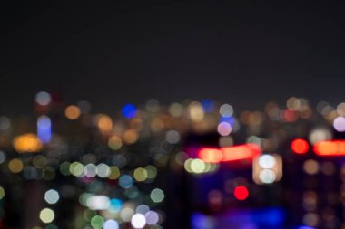 Gökdelenlerin ve renkli Bokeh ışıklı arka plan ile modern şehir siluetinin manzarası. Jakarta, Endonezya. Bulanık şehir manzaraları arkaplanı