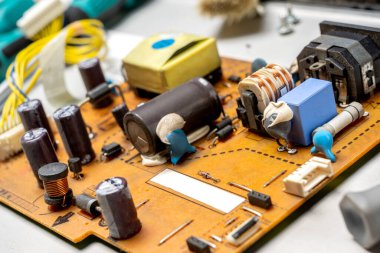 Mikroçip bileşenleri, entegre devreler, kapasitörler, dirençler ve elektronik bağlantılarla elektronik devre kartının yakın görüntüsü. Teknoloji endüstriyel kavramı