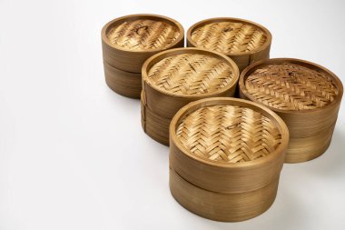 Beyaz arka planda izole edilmiş Çin Dim Sum mantı bambu kasesi sepeti seti. Kahvaltı, öğle yemeği ya da akşam yemeği. Çin ya da Ay Yeni Yıl Dekorasyonu