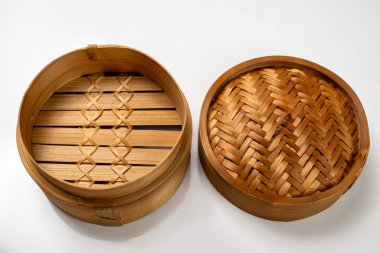 Beyaz arka planda izole edilmiş Çin Dim Sum köfteli bambu kasesi sepeti. Kahvaltı, öğle yemeği ya da akşam yemeği. Çin ya da Ay Yeni Yıl Dekorasyonu