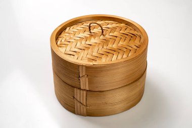 Beyaz arka planda izole edilmiş Çin Dim Sum köfteli bambu kasesi sepeti. Kahvaltı, öğle yemeği ya da akşam yemeği. Çin ya da Ay Yeni Yıl Dekorasyonu