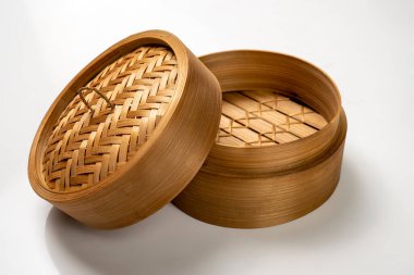 Beyaz arka planda izole edilmiş Çin Dim Sum köfteli bambu kasesi sepeti. Kahvaltı, öğle yemeği ya da akşam yemeği. Çin ya da Ay Yeni Yıl Dekorasyonu