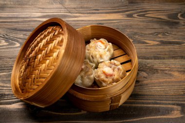 Tahta masadaki bambu ahşap kasede Çin Dim Sum köftesi. Kahvaltı, öğle yemeği ya da akşam yemeği. Çin ya da Ay Yeni Yıl Dekorasyonu