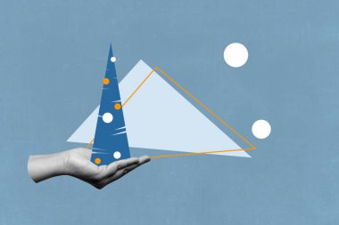 İnsan eli dekore edilmiş yılbaşı ağacını renkli arka planda süslerle gösteriyor. Noel Kolajı