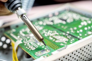 Elektrik devresi lehimleyen adam teknisyen. Hizmet, bakım veya onarım kavramı