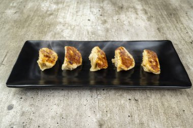 Masadaki tabakta Çin Dim Sum böreği var. Kahvaltı, öğle yemeği ya da akşam yemeği. Çin ya da Ay Yeni Yıl Dekorasyonu