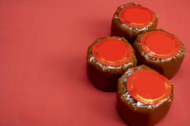 Çin Yeni Yıl pirinç keki ya da masada Nian Gao. Kue Keranjang ya da Dodol China olarak da bilinir. Çin ya da Ay Yeni Yılını kutlamak için yiyecek.