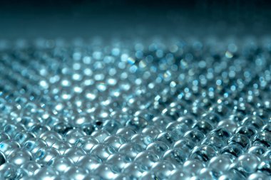 Mavi su jeli topları. Polimer jel. Silisyum jeli. Hidrojel topları yuvarlak. Yansımalı kristal sıvı küre. Su boncukları. Soyut doku arkaplanı