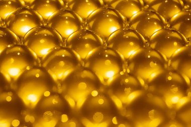 Altın su jeli topları. Polimer jel. Silisyum jeli. Hidrojel topları yuvarlak. Yansımalı kristal sıvı küre. Su boncukları. Soyut doku arkaplanı