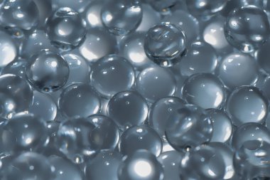 Mavi su jeli topları. Polimer jel. Silisyum jeli. Hidrojel topları yuvarlak. Yansımalı kristal sıvı küre. Su boncukları. Soyut doku arkaplanı