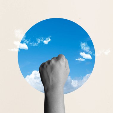 Mavi gökyüzü arka planına sahip bir insan eli havaya kaldırıldı. Özgürlük kavramı. Kolaj sanatı