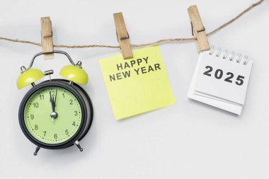 2025 sayısının en üst görüntüsü ve beyaz arkaplanda yazılı Mutlu Yıllar mesajı. Mutlu yıllar konsepti ya da kutlama