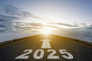 2025 numara asfalt yolda yazılmış ve mavi gökyüzü arka planında bir ok ve bir işaret var. Mutlu yıllar konsepti ya da kutlama