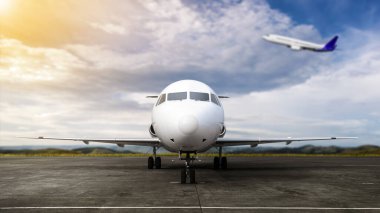 Pistteki mavi gökyüzü arka planlı ticari uçak. Uçak konseptiyle seyahat