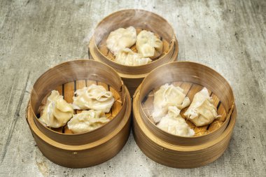 Tahta masadaki bambu ahşap sepet kasesinde Çin Dim Sum hamur tatlısı. Kahvaltı, öğle yemeği ya da akşam yemeği. Çin ya da Ay Yeni Yıl Dekorasyonu