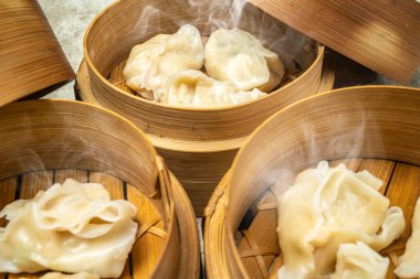 Tahta masadaki bambu ahşap sepet kasesinde Çin Dim Sum hamur tatlısı. Kahvaltı, öğle yemeği ya da akşam yemeği. Çin ya da Ay Yeni Yıl Dekorasyonu