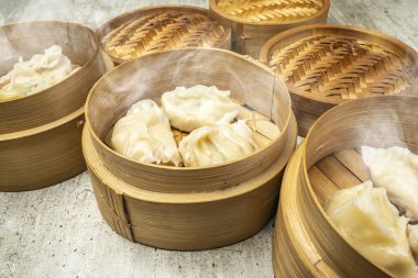 Tahta masadaki bambu ahşap sepet kasesinde Çin Dim Sum hamur tatlısı. Kahvaltı, öğle yemeği ya da akşam yemeği. Çin ya da Ay Yeni Yıl Dekorasyonu