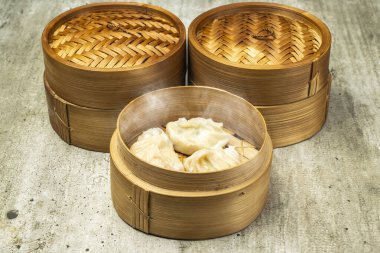 Tahta masadaki bambu ahşap kasede Çin Dim Sum köftesi. Kahvaltı, öğle yemeği ya da akşam yemeği. Çin ya da Ay Yeni Yıl Dekorasyonu