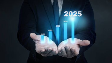 İş adamı eliyle 2025 'in arttığını gösteriyor. Planlama, fırsat, meydan okuma ve iş stratejisi. Gelecek Yıl için Yeni Hedefler, Planlar ve Görüşler 2025