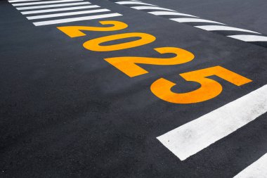 2025 numara asfalt yoldaki yaya geçidinde yazılı. Mutlu yıllar konsepti ya da kutlama
