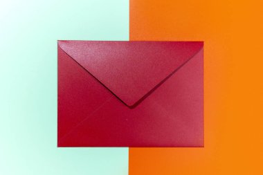 Renkli arkaplanda bir zarfın yakın görüntüsü. Model, boş şablon, kopyalama alanı. Selamlama veya davet kartı