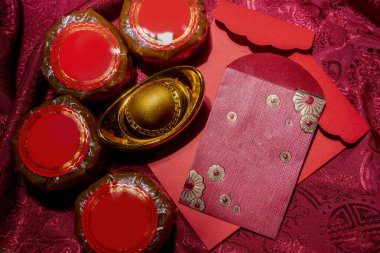 Çin Yeni Yıl pirinç keki ya da kırmızı zarflı Nian Gao ya da Angpao ve kırmızı örtülü Çin altın külçesi. Model, boş şablon, kopyalama alanı. Ay ya da Çin Yeni Yıl kutlamaları için dekorasyon