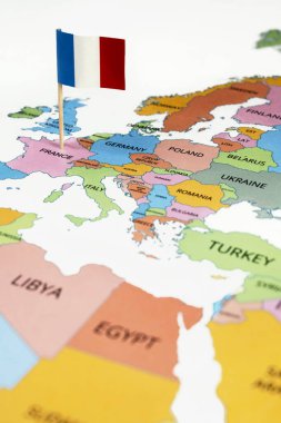 Üzerinde Fransa bayrağı olan bir Fransa haritası. Bayrak, mavi, beyaz ve kırmızı olmak üzere üç dikey şeritten oluşan üç renkli bir bayraktır. Seyahat ve hükümet kavramı