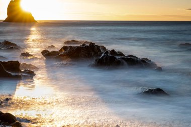 Reynisfjara 'nın Black Sand Plajı ve Vik' teki Reynisdrangar Denizi 'nin manzarası. İzlanda. Doğa, seyahat, kış arkaplanı veya duvar kağıdı