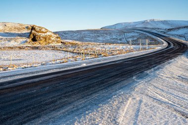 Buz ve kar, kışın, yanlamasına karla kaplı İzlanda yollarını kapladı. Doğa, seyahat, kış arkaplanı veya duvar kağıdı