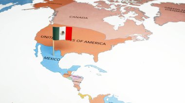 Üzerinde Meksika bayrağı olan bir Meksika haritası. Bayrak, merkezi armalı, dikey çizgili, yeşil-beyaz-kırmızı ulusal bayrak. Seyahat ve hükümet kavramı