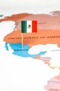 Üzerinde Meksika bayrağı olan bir Meksika haritası. Bayrak, merkezi armalı, dikey çizgili, yeşil-beyaz-kırmızı ulusal bayrak. Seyahat ve hükümet kavramı