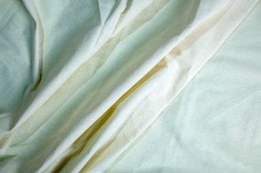 Soyut doku arkaplanı için buruşuk beyaz kumaşın üst görünümü. Boşluğu ya da şablonu kopyala. Düz yatıyordu