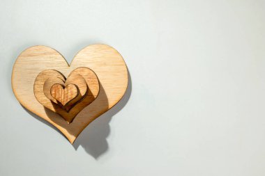 Beyaz arka planda bir yığın tahta kalp. Uzayı kopyala Modelleme. Sevgililer günü kartı. Sevgililer Günü için dekorasyon