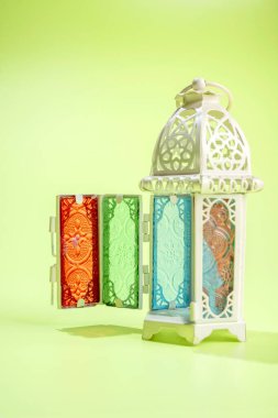 Renkli bir arkaplanda Arap feneri. Müslüman bayramı kutlaması için dekorasyon. İslami oruç, Ramazan Kareem, Kurban Bayramı, Kurban Bayramı veya Mübarek selamlar