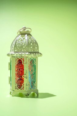 Renkli bir arkaplanda Arap feneri. Müslüman bayramı kutlaması için dekorasyon. İslami oruç, Ramazan Kareem, Kurban Bayramı, Kurban Bayramı veya Mübarek selamlar