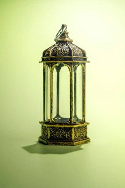 Renkli bir arkaplanda Arap feneri. Müslüman bayramı kutlaması için dekorasyon. İslami oruç, Ramazan Kareem, Kurban Bayramı, Kurban Bayramı veya Mübarek selamlar