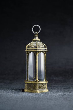 Siyah arka planda Arapça bir fener. Müslüman bayramı kutlaması için dekorasyon. İslami oruç, Ramazan Kareem, Kurban Bayramı, Kurban Bayramı veya Mübarek selamlar