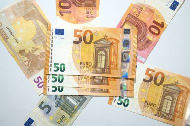 Avro banknotunun beyaz arka plandaki en üst görüntüsü. Maliye ve Avrupa para birimi kavramı