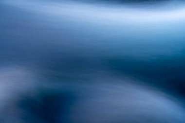 İzlanda 'daki nehirde akan su manzarası. Doğa, seyahat, kış arkaplanı veya duvar kağıdı