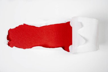 Kırmızı arkaplanlı beyaz yırtık kağıdın üst görüntüsü. Modelleme. Uzayı kopyala Sunum ya da şablon. Düz yatıyordu