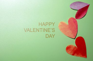 Renkli arkaplanda Sevgililer Günü mesajı olan kırmızı kalpler. Uzayı kopyala Modelleme. Sevgililer Günü kartı ya da kutlama için dekorasyon