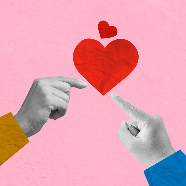 Человеческая рука, указывающая на красное сердце на цветном фоне. Концепция Дня Святого Валентина. Коллаж