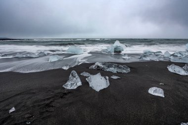 Elmas plajındaki eriyen buzun manzarası, İzlanda. Doğa, seyahat, iklim değişikliği, küresel ısınma, kış arkaplanı veya duvar kağıdı