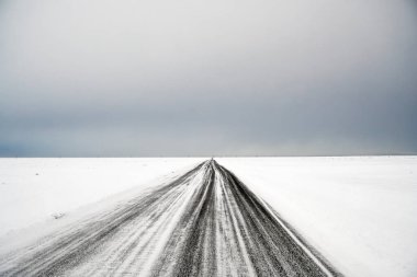 Kışın karlı arazi manzaralı boş İzlanda yolu. Doğa, seyahat, kış arkaplanı veya duvar kağıdı