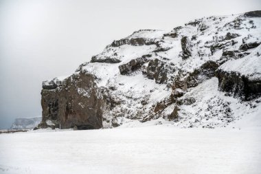 İzlanda 'da karla kaplı dağların manzarası. Doğa, seyahat, kış arkaplanı veya duvar kağıdı