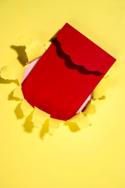 Yırtık kağıt deliğinden kırmızı zarf. Model veya Kopyala uzayı. Şablon. Selamlar ya da davetiyeler. Mesaj veya iletişim kavramı